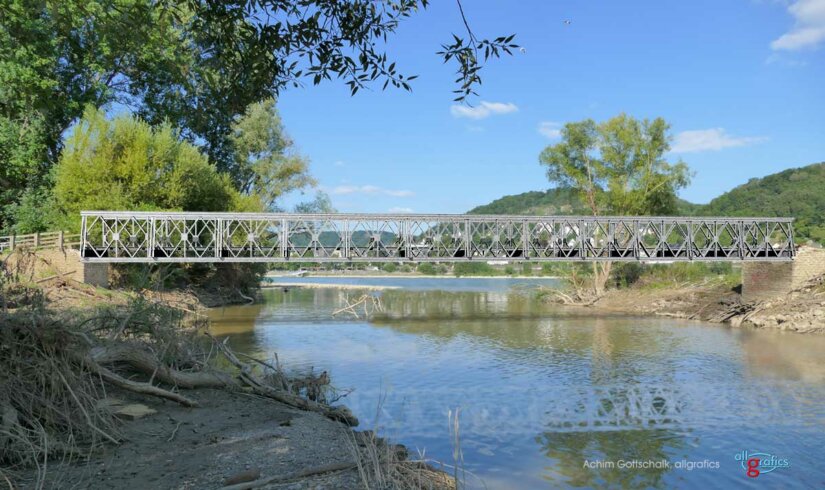 So könnte die Brücke an der Ahrmündung aussehen. Rund 40m müssen überbrückt werden. Dazu dient die Standart Fußgängerbrücke in Modulbauweise des THW. Foto, 3D Konstruktion, Grafik, Retusche: Achim Gottschalk, allgrafics